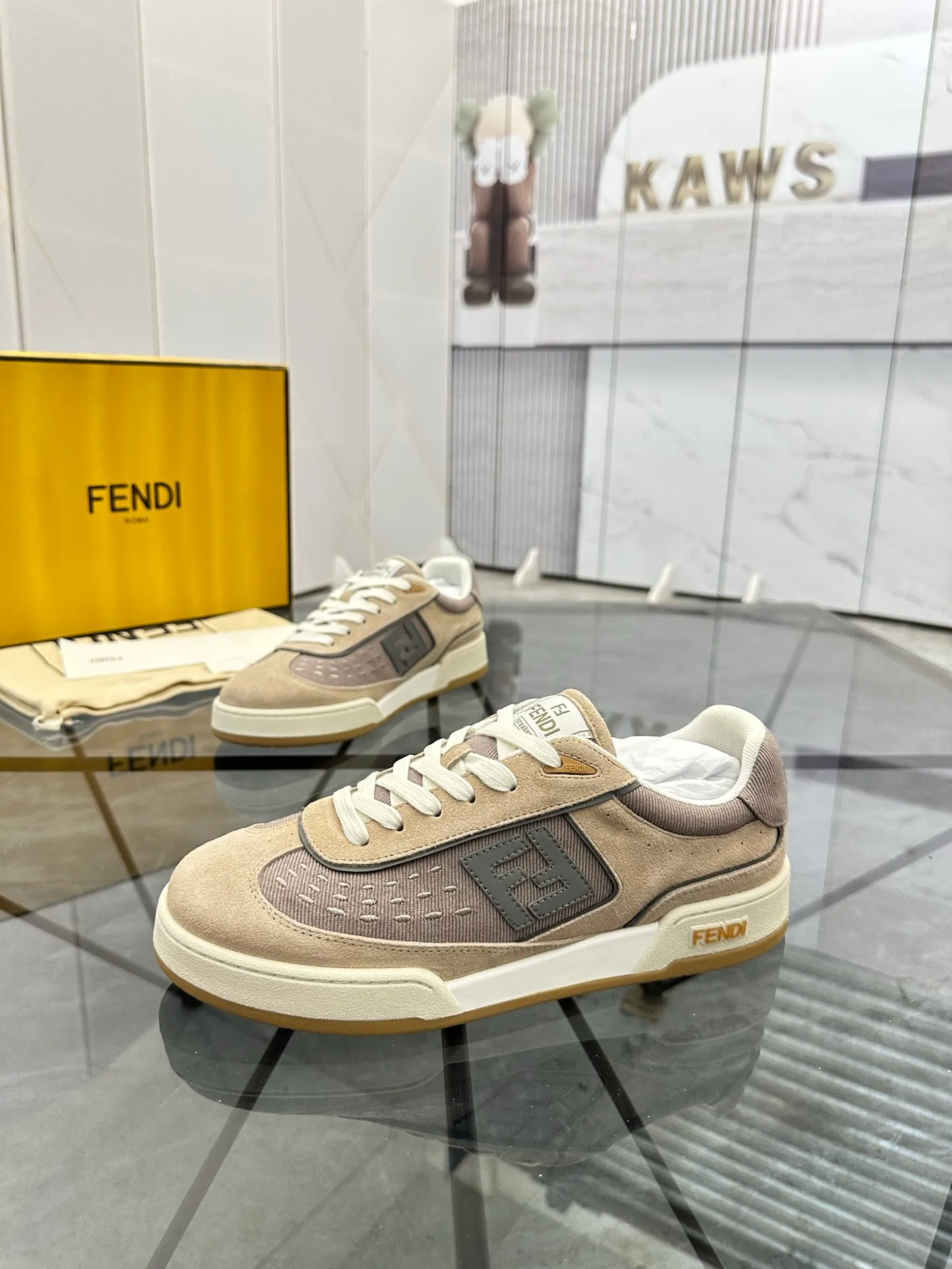 Selling men's shoes 💰: 💰P620¥ Top quality Product trademark: Fendi* "Fendi*" low-top casual shoes Regular size: 35-44 (can be customized to 38.45.46) Product material: imported first-layer nubuck leather upper, breathable lining, original outsole. No.:H208